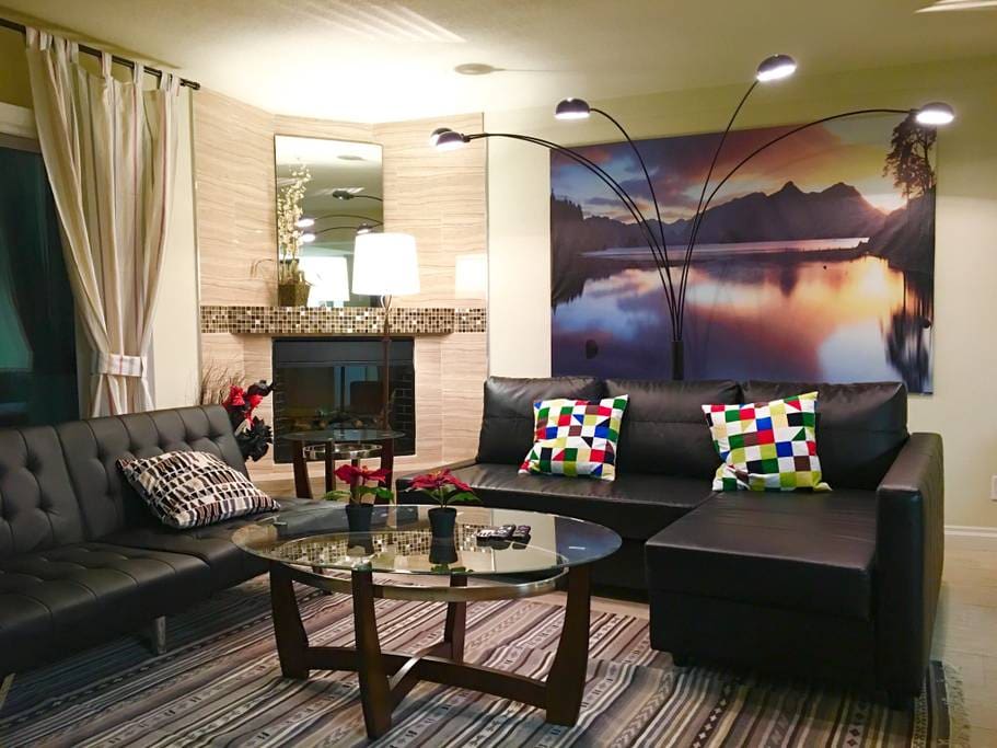 Living Room,
Balcony View
Near Country Club Golf Course & Strip