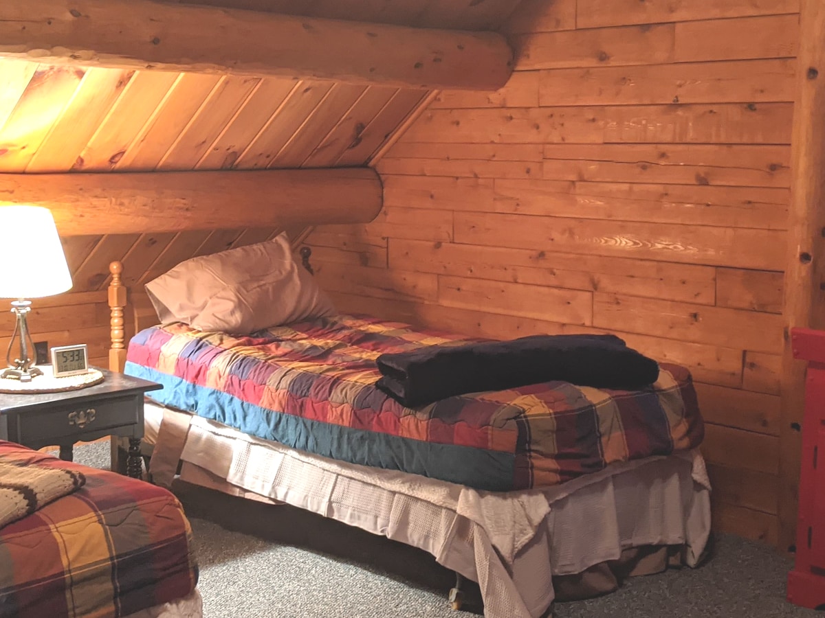 ห้องใต้หลังคา (เตียงคู่ 2 หลัง)

นอกจากนี้ยังมีโต๊ะพูลขนาดเล็ก/ขนาดเล็กอยู่บนนี้ 