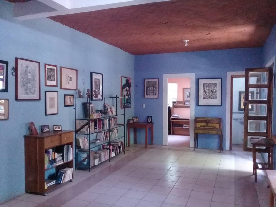 Vista de la sala, con estudio y medio baño al fondo