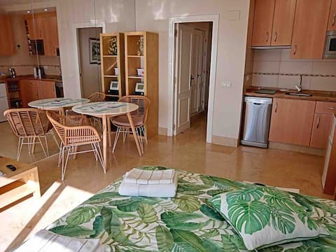 Successful Airbnb property: On front of the Sea, Stunning Views and Parking in Torremolinos