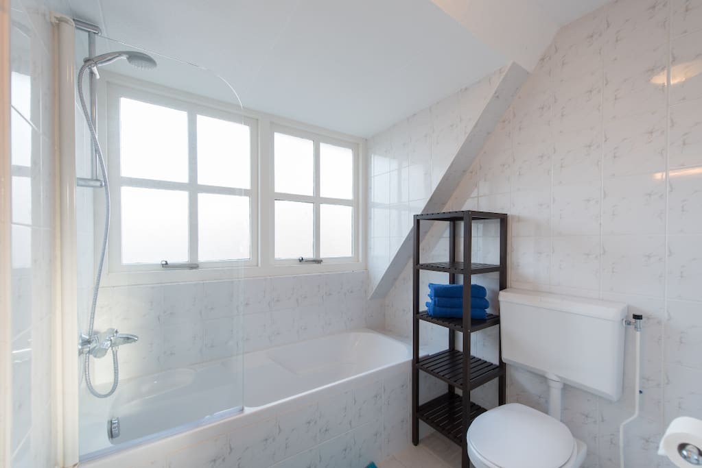 Badkamer met douch in bad