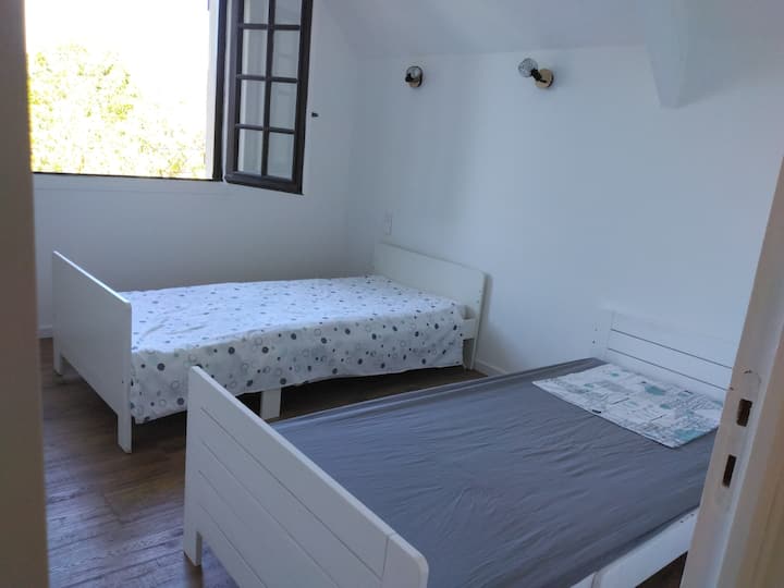 Chumba cha kulala #4, Sakafu, vitanda pacha vya sentimita 2 x 80 