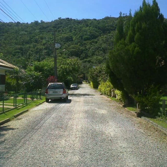 Rua interna do condomínio residencial