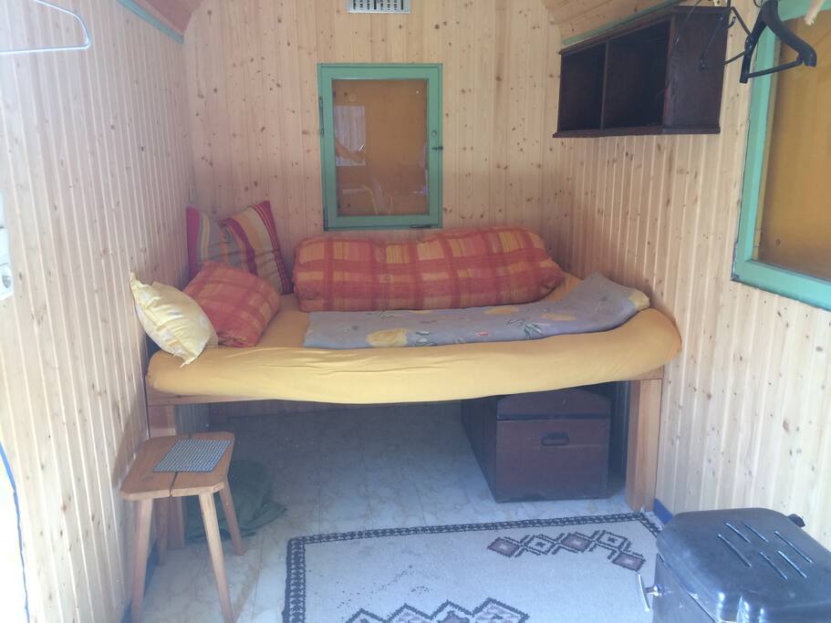 Futon und 2 Fenster