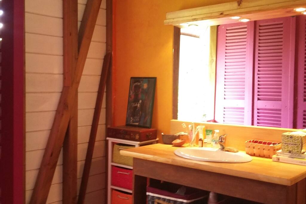 sdb avec douche à l italienne derrière les persiennes