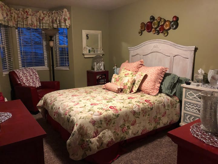 Prvá spálňa s manželskou posteľou Queen.