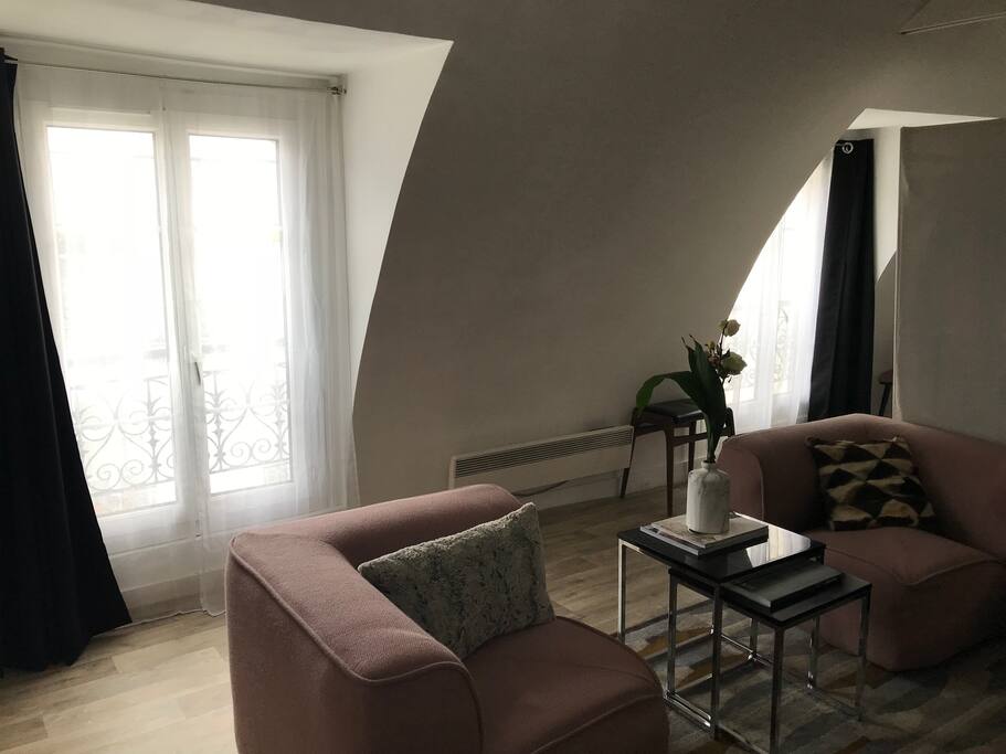 Vision de l’appartement de la porte d’entrée, les 2 fenetres donnent sur la cours interieure de l’immeuble