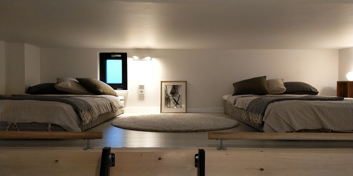 Еден 160 см и еден 120 см навистина удобни кревети горе на поткровјето за спиење 