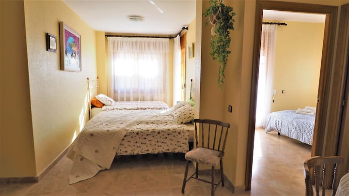 Спалня IV: 
1 двойно легло, 1 единично легло, балкон.