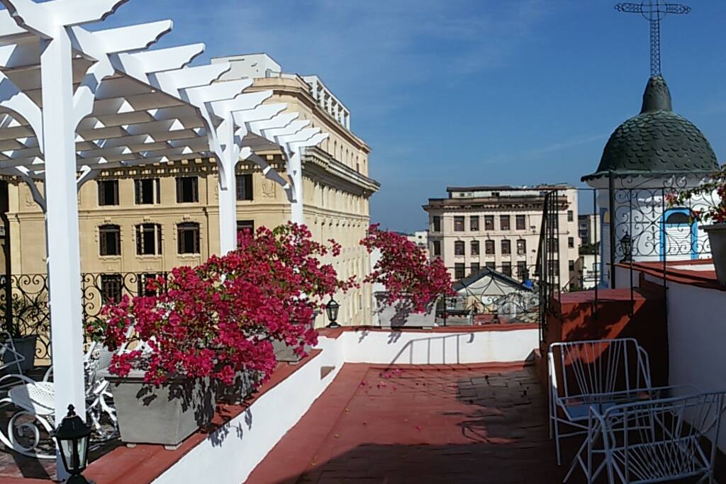 Terraza superior.Nuestro apartamento se encuentra en lo que fue la Iglesia San Felipe Neri, hoy Sala de Concierto..puede apreciar la Cupula..unica de madera en La Habana...Un privilegio.