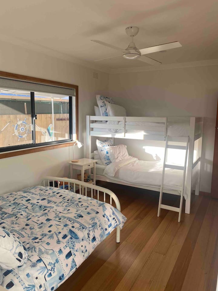 Segundo dormitorio (cama matrimonial) y literas individuales (capacidad para 4 personas)