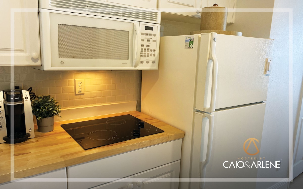 STUNNING OCEANVIEW, Beachfront, internet 70" TV