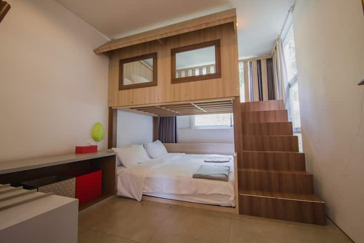 Izba pre hostí (deti) - Vybavená poschodovou posteľou s tematikou stromov, ktorú si zamilujú deti (a dospelí!). Veľkosti matracov  sú 200 x 200 cm (spodná posteľ) a 160 x 200 cm (horná posteľ).