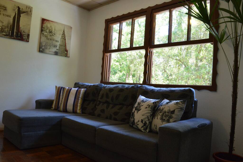 Sala com lareira, tv por assinatura e home theather.