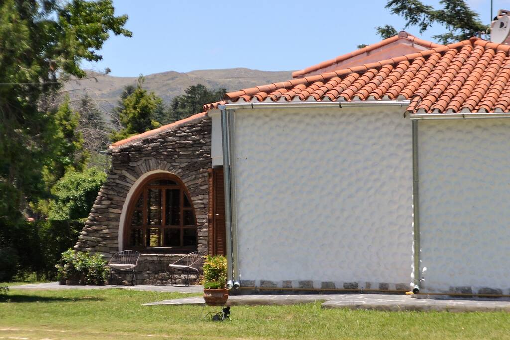 Vista lateral chalet, mesa y sillas exterior, fachada