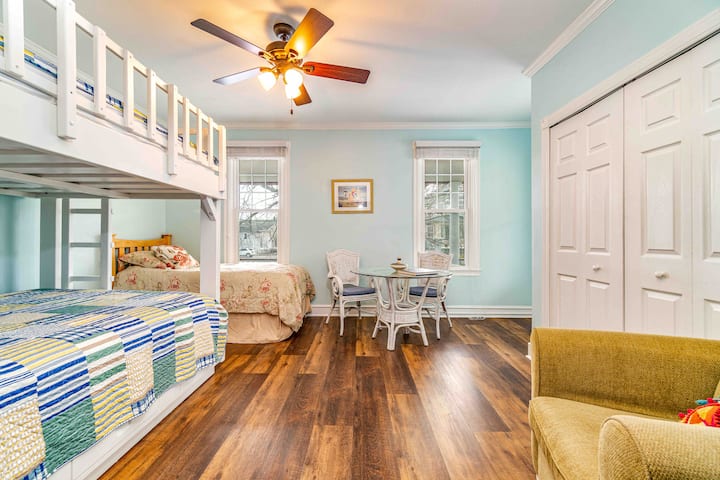 Dormitorio del primer piso junto a la sala de estar. Cucheta con 2 camas queen.




