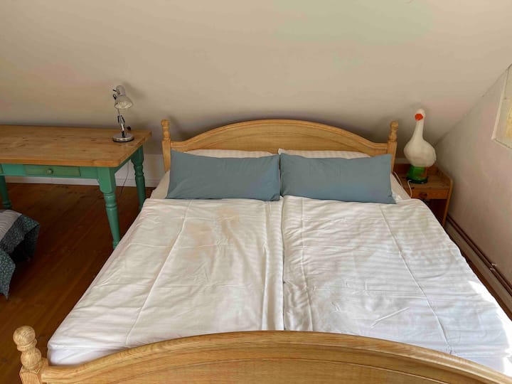 Удобен кревет, спална соба на горниот кат