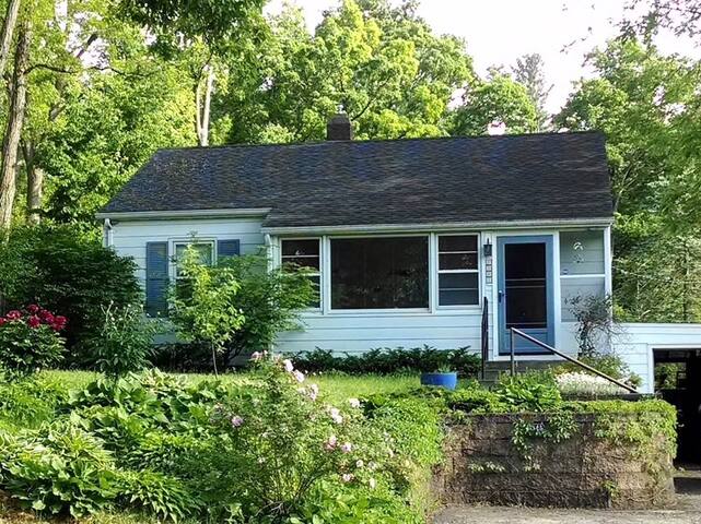 Private entry to LL guest suite - near UW!