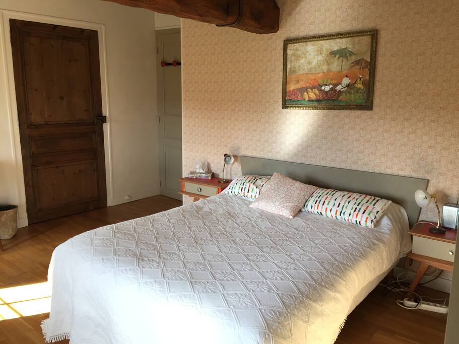 la 1ere chambre avec vue sur jardin. Armoire ,bureau et penderie
