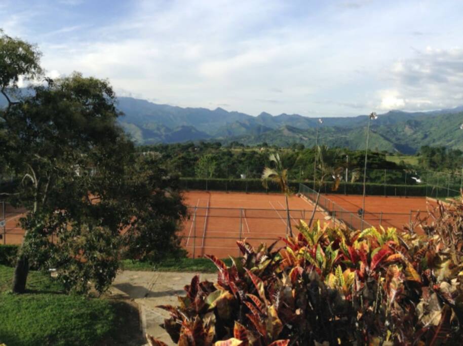 Tennis Center con 3 canchas en Polvo de Ladrillo