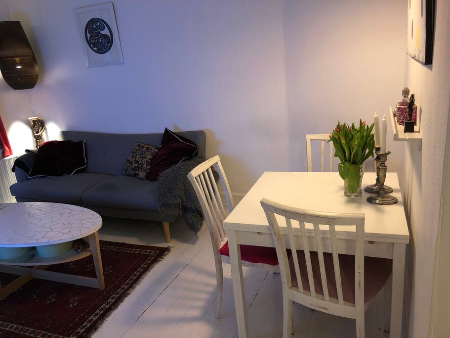 Table for three (enlargable)