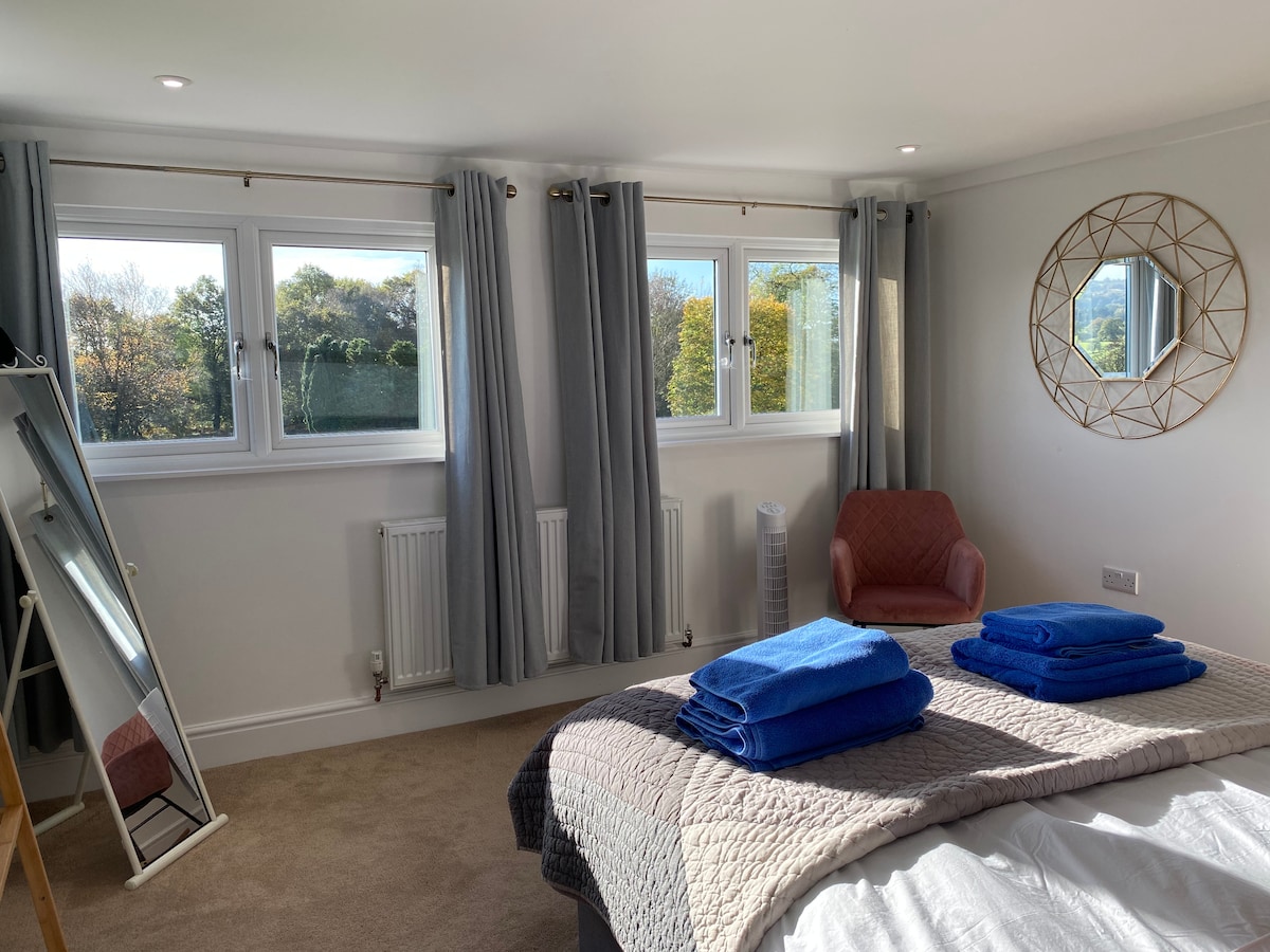 Hlavná spálňa s manželskou posteľou King a výhľadom do záhrady a Peak District