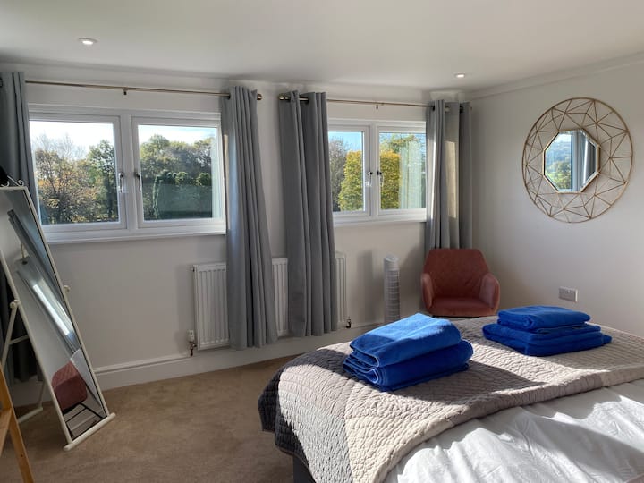 Основна спалня с двойно легло king size с изглед към градината и квартал Пийк