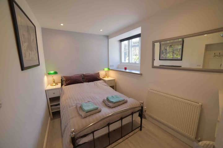 ¡Dormitorio bonito Queen, acogedor pero adecuado para 2 personas!