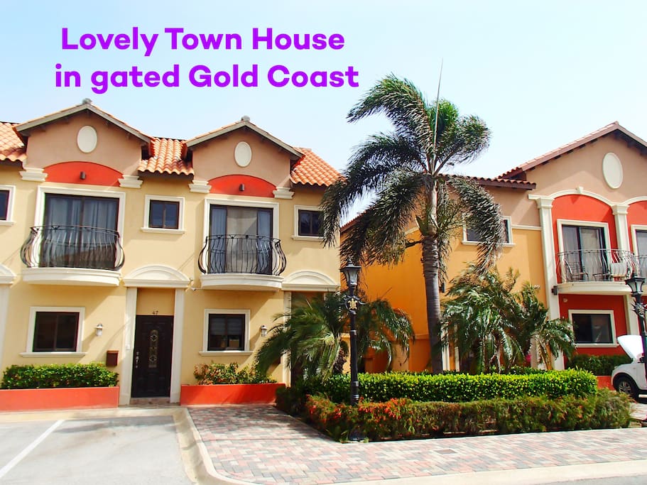Comfortable Town House in Gold Coast gated community