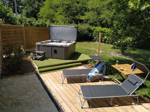 Air-conditioned accommodation with a private hot tub