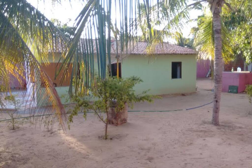 Dentro do terreno da casa e Edícula (salão para 4 redes e banheiro) no fundo.