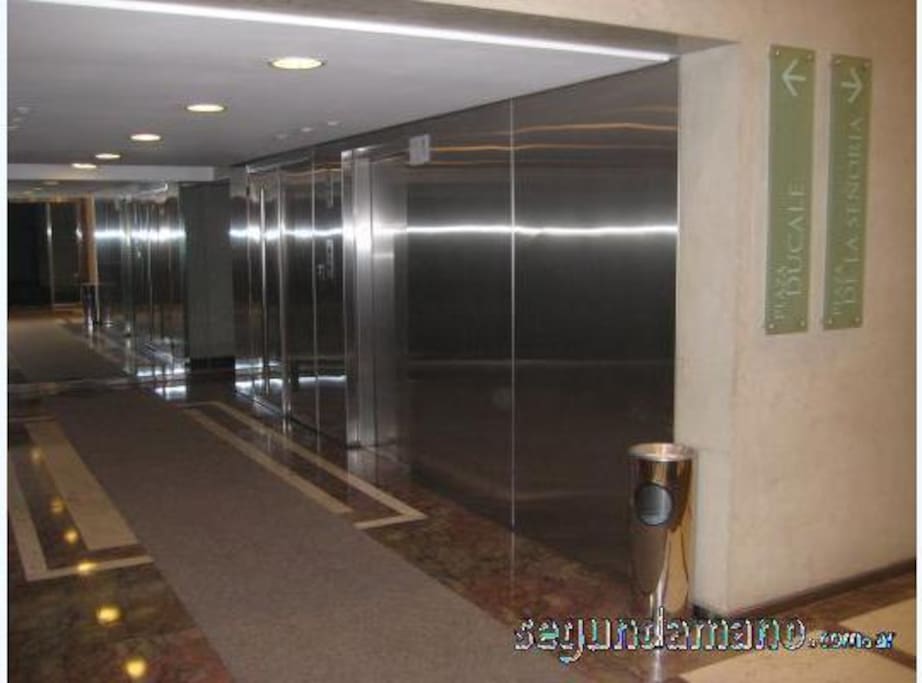 Palier, entrance, elevators