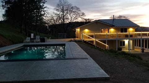 Large home by Yosemite Pool Spa & nice views