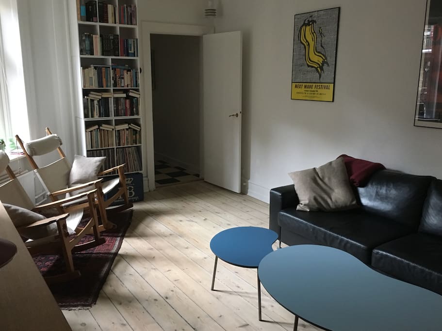 Living room. Satellite TV, WiFi, Netflix, Playstation.