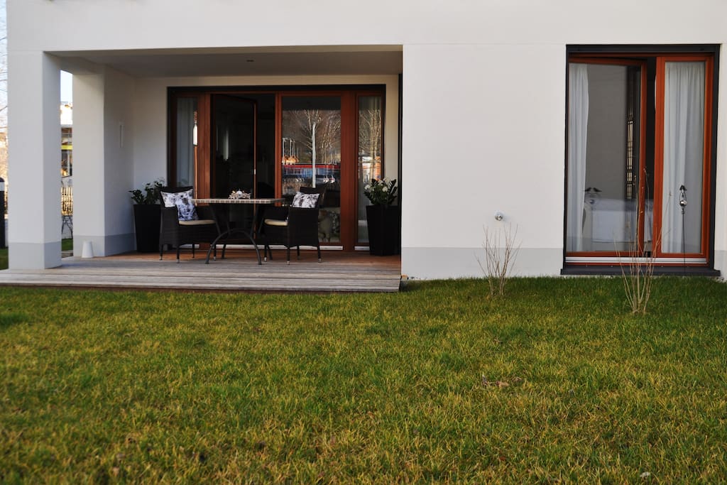 Die Terrasse ist modern und stilvoll möbliert.
Nach den täglichen Aktivitäten kann man sich im eigenen kleinen sonnigen Garten bei einem Buch oder auch dem Nichtstun erholen und entspannen.