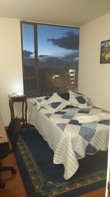 Habitación con cama semi-doble para una ó dos personas con closet y gavetas diseponibles.