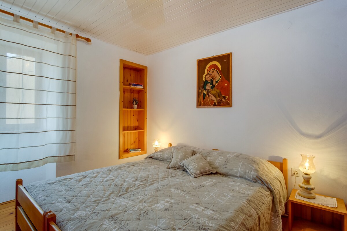 卧室位于一楼，可欣赏海景。