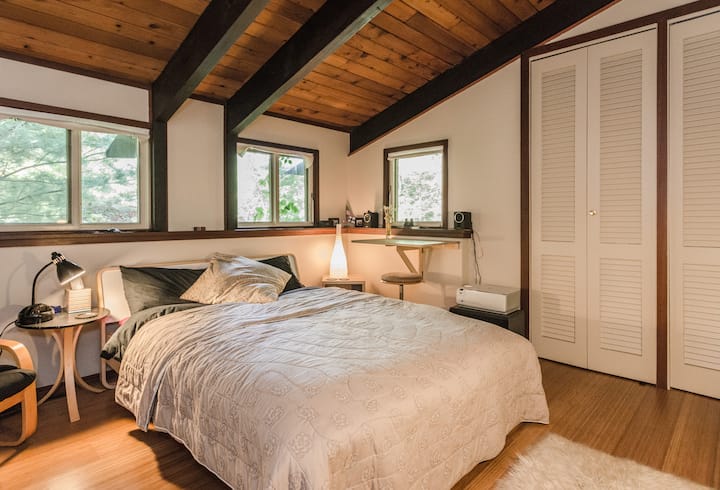 Izba pre hostí 1, manželská posteľ Queen na pružinovej lamelovej pružine, 2. poschodie. 