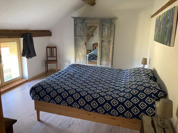 Საძინებელი დიდი საწოლით 1.80 მ x 2 მ