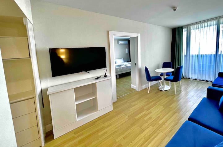 Dhoma e ndenjjes, hyrja në dhomën e gjumit