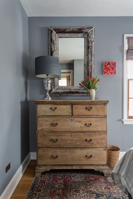 Antiques, mid-century vintage, and contemporary furnishings co-mingle here.