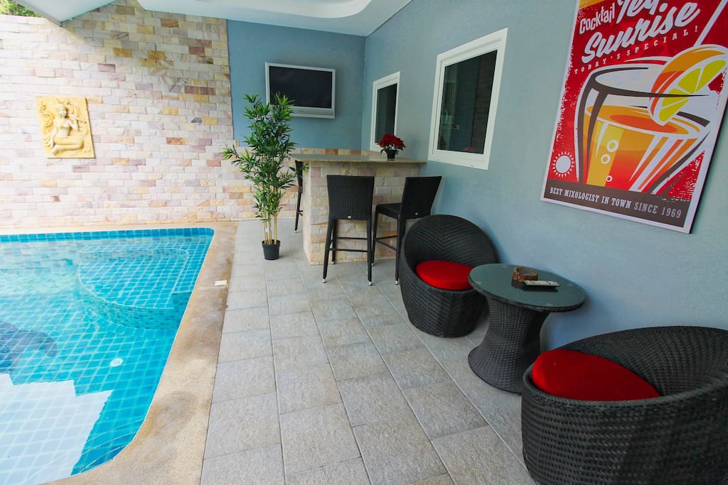Pool and lounge