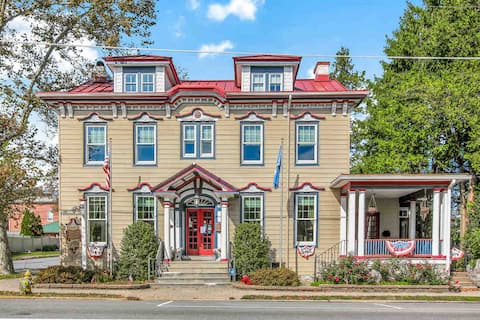 The Patriot House Near Hersheypark LVC Ren Fair!