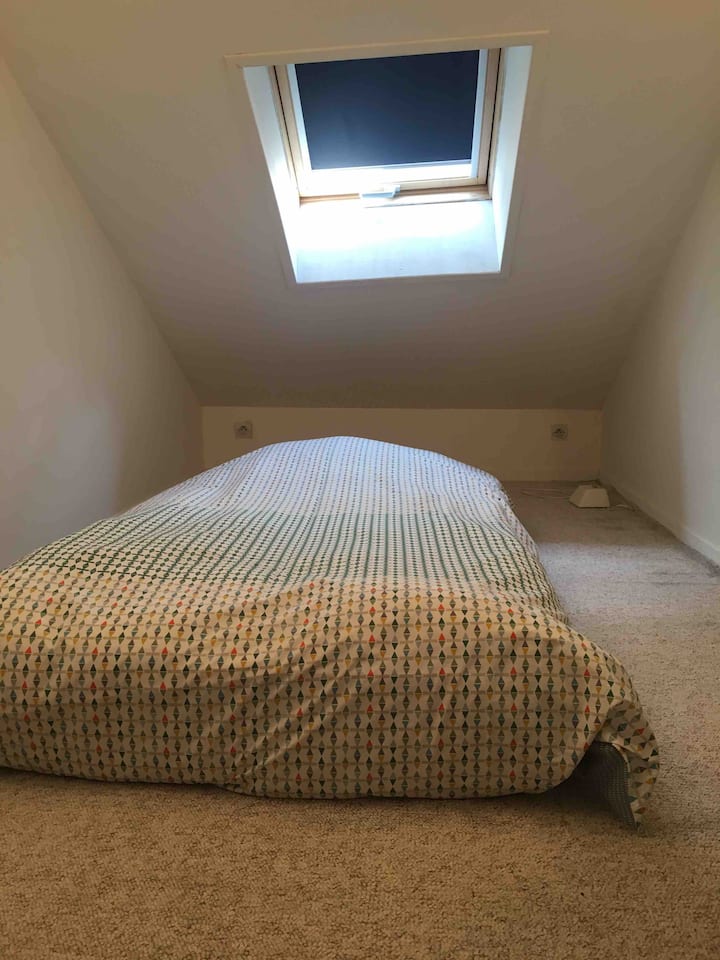 Dormir en altillo que se puede mover a la habitación contigua al dormitorio principal