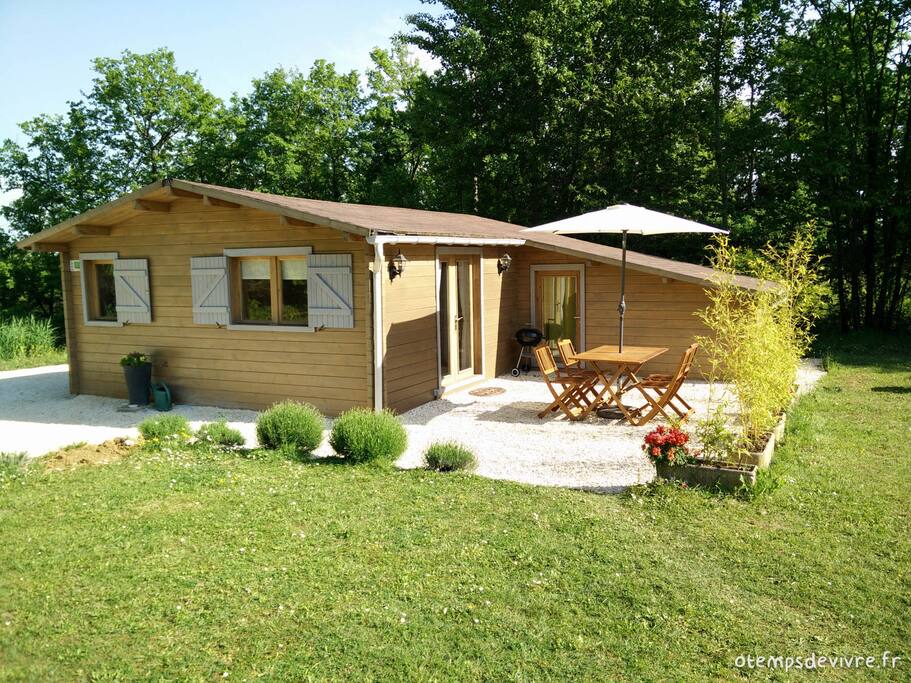 Le cottage au coeur de sa clairière sur un domaine de plusieurs hectares de forêt