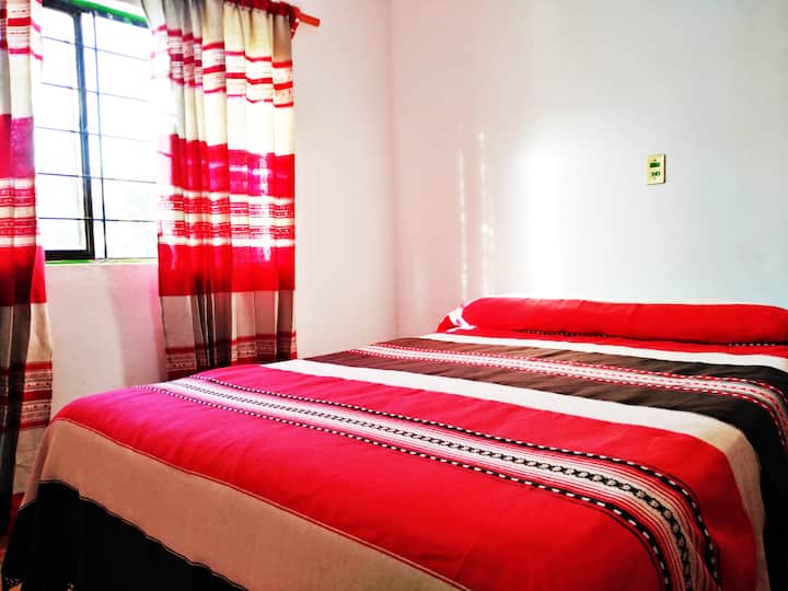 Dhoma e gjumit  2 me krevat dopio, dollap dhe dritare, ka ajër të kondicionuar. 