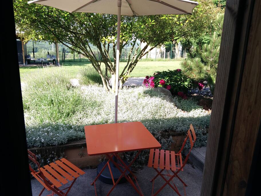 La terrasse et le jardin (pas de vis à vis)