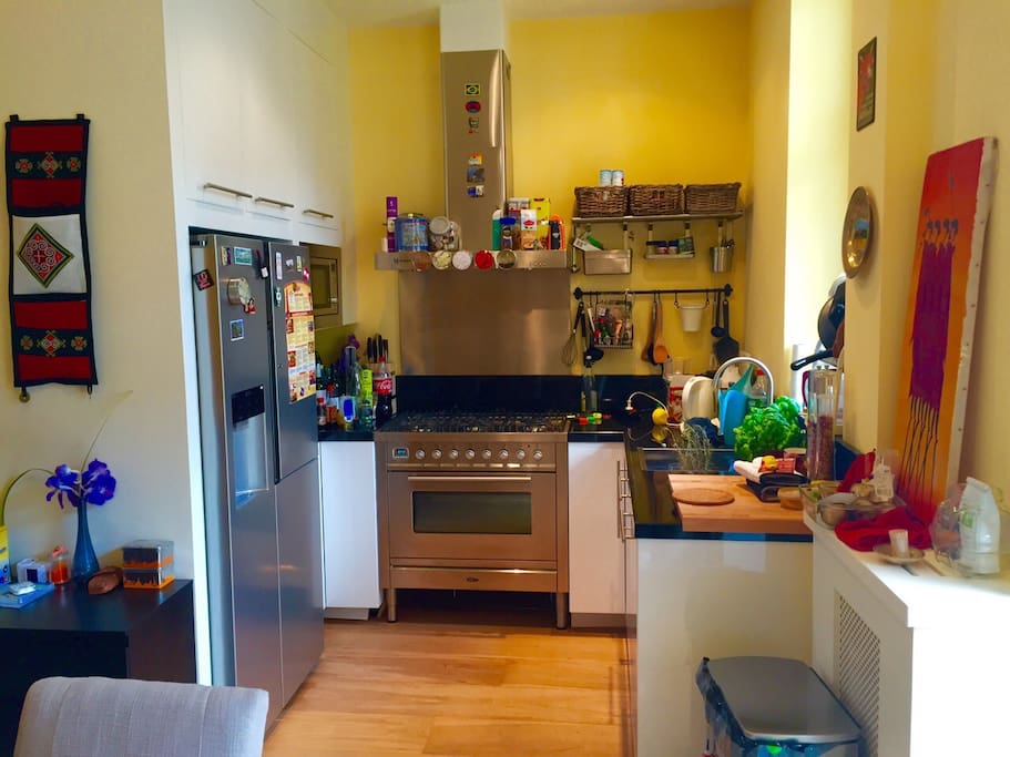 Fully equiped kitchen (American fridge, professional oven, micro-wave, juicer, dish washer)