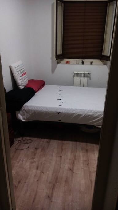 Cama de matrimonio con calefacción en la habitación.