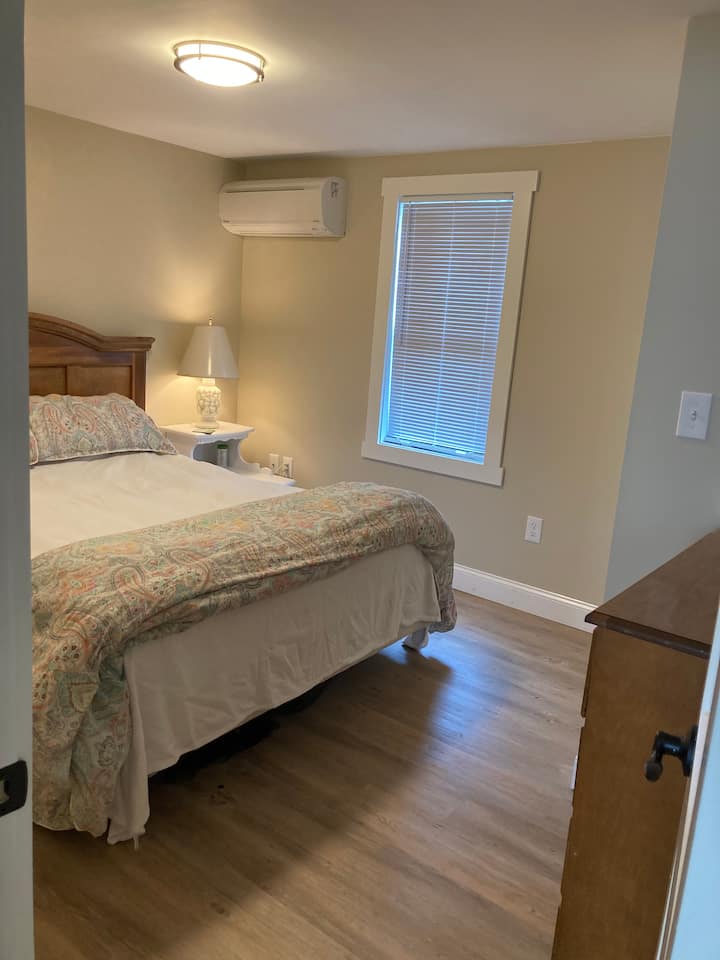 一楼配有空调的标准双人床卧室，设有窗户和大衣柜。 卧室设有袖珍门，可轻松进入一楼带淋浴的全功能卫生间。  